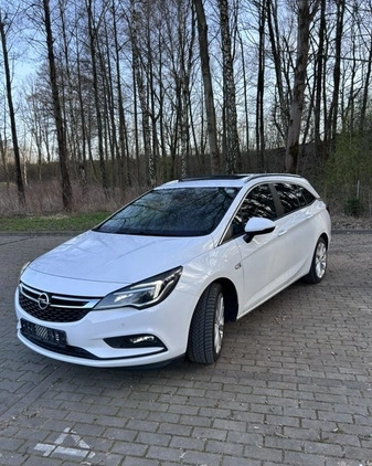 Opel Astra cena 29300 przebieg: 207000, rok produkcji 2018 z Warszawa małe 191